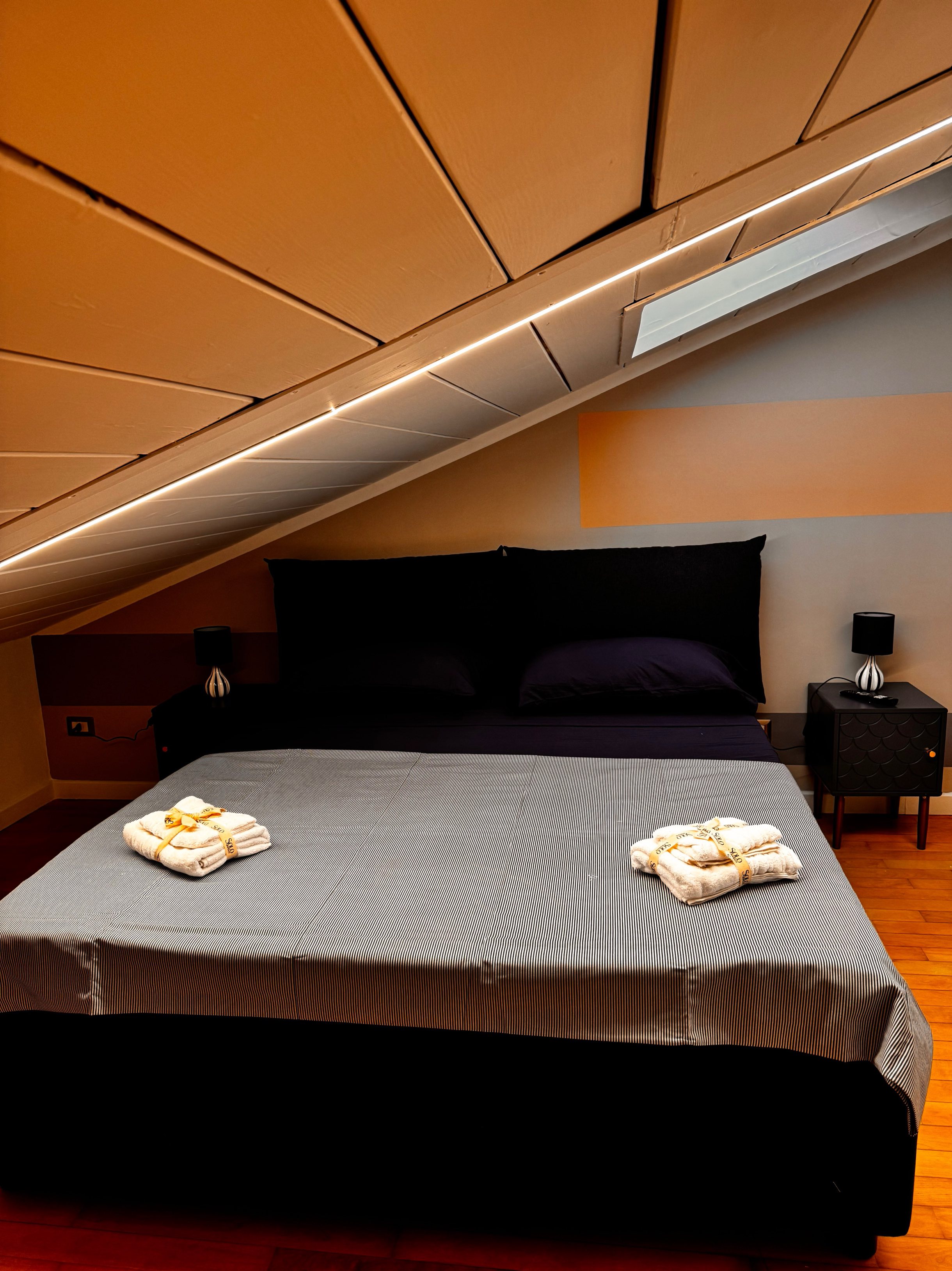 Camera da letto con dettagli in pietra e luce naturale